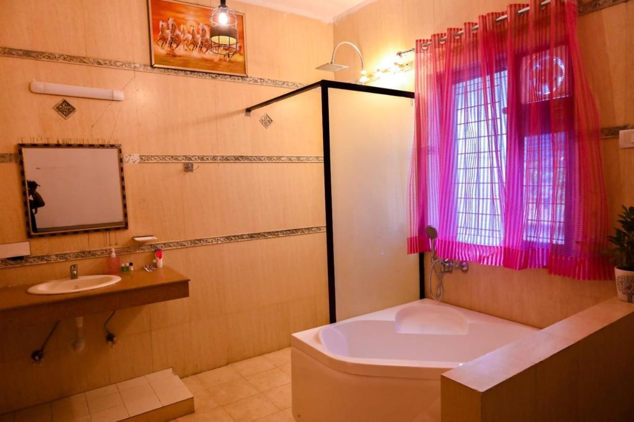 Hotel Wild Rose 뉴델리 외부 사진