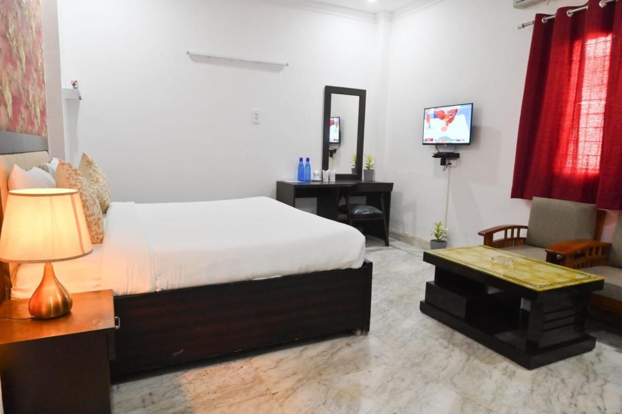 Hotel Wild Rose 뉴델리 외부 사진